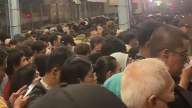Penjelasan mengenai penumpukan penumpang di Stasiun Tanah Abang saat jam pulang kerja hari ini