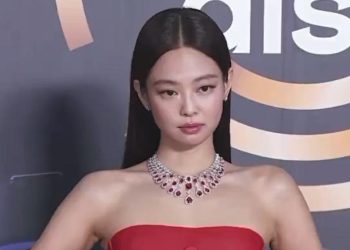 Jennie BLACKPINK Ganti Gaun Maison Margiela Jadi Merah Menyala di Golden Disc Awards 40