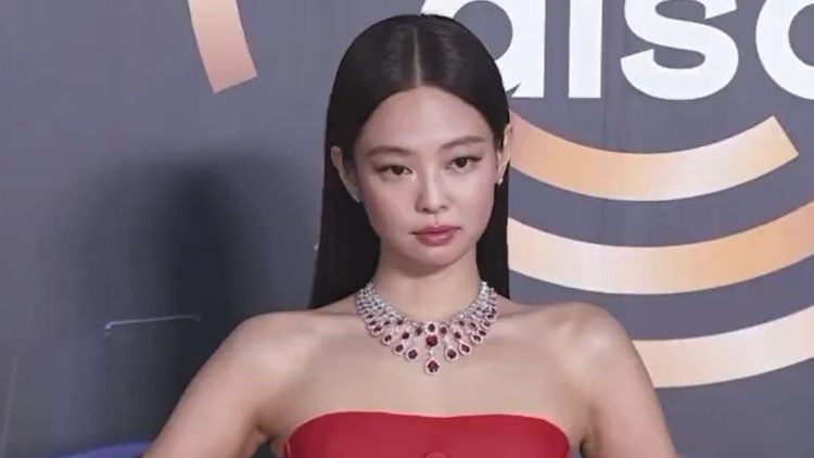 Jennie BLACKPINK Ganti Gaun Maison Margiela Jadi Merah Menyala di Golden Disc Awards 40