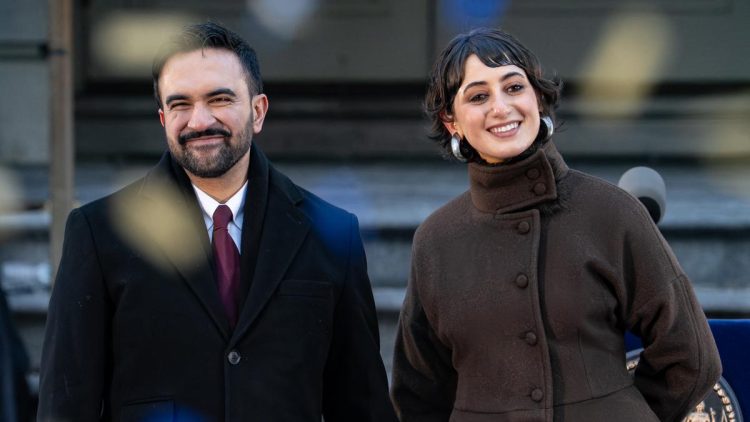 Rama Duwaji Dampingi Zohran Mamdani Disumpah di Bawah Al-Qur’an sebagai Wali Kota New York Muslim