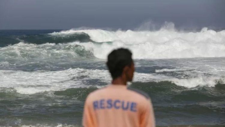 Siklon Nokaen Aktif BMKG Peringatkan Potensi Gelombang Tinggi di Laut