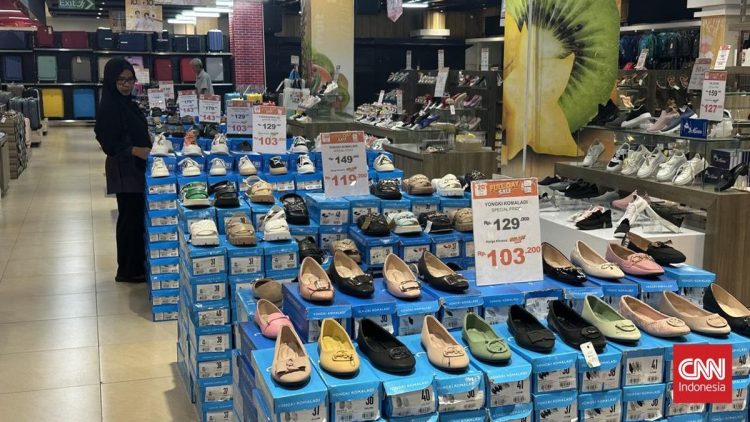 Sale Seharian Transmart, Diskon Besar Sandal dan Sepatu Hingga 70 Persen