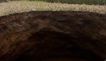 Lubang Raksasa Membuat Warga Sumbar Geger