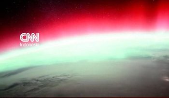 POV Astronot Melihat Gemerlap Aurora dari Luar Angkasa