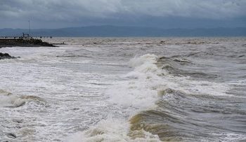 Siklon Nokaen Menyebabkan Gelombang Tinggi di Berbagai Perairan Indonesia
